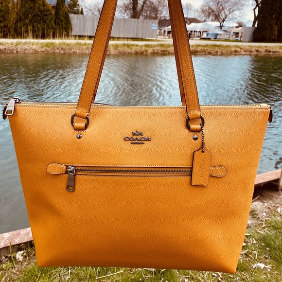 Coach Handbags - NWT COACH GALLERY TOTE